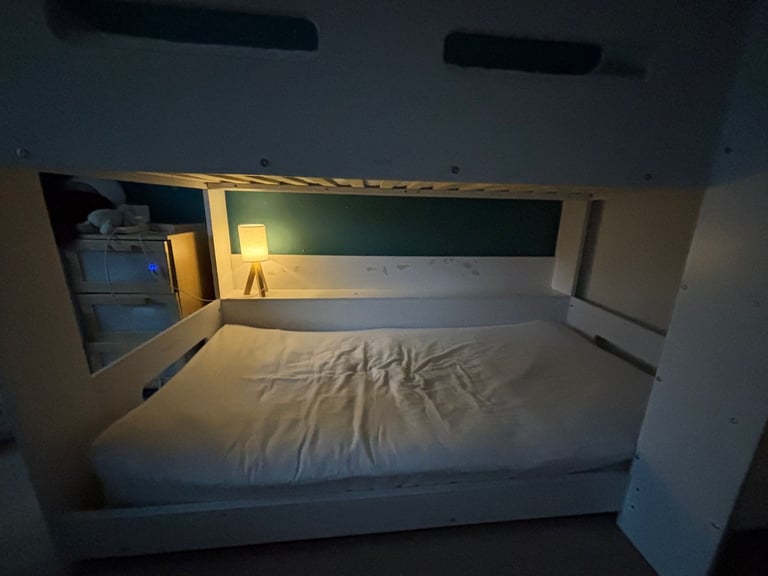 Bunkbed with shelves 