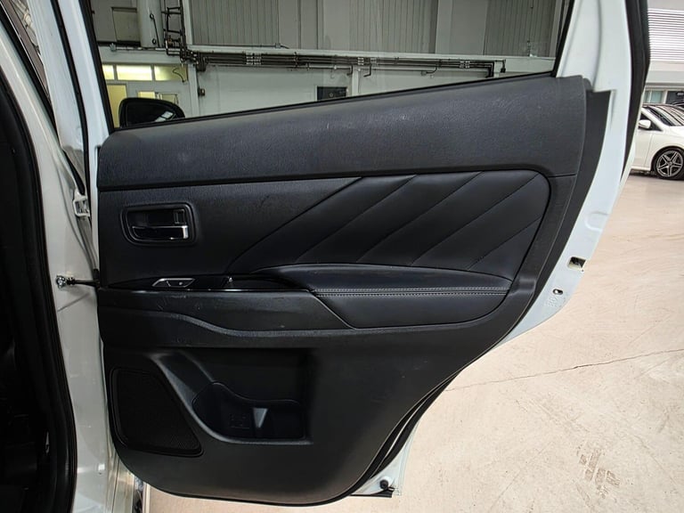 2019 Mitsubishi Outlander 2.4h TwinMotor 13.8kWh 4hs CVT 4WD Euro 6 (s/s) 5dr ESTATE Petrol/Elect...