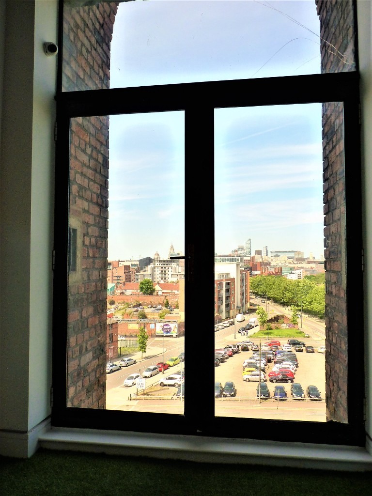 Liverpool, L1 - 40 Desks Furnished, Utility bills & internet included.