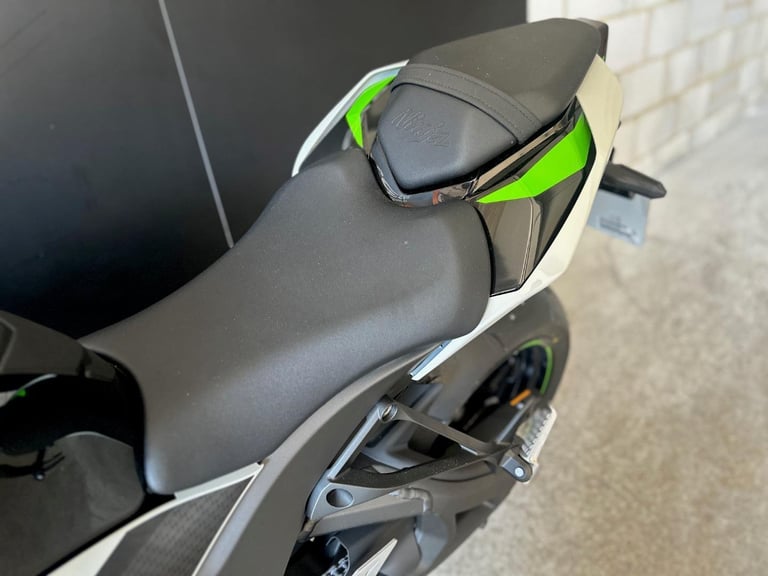 STUNNING ONE OWNER 2024/24 KAWASAKI ZX-10R MOTORCYCLE 