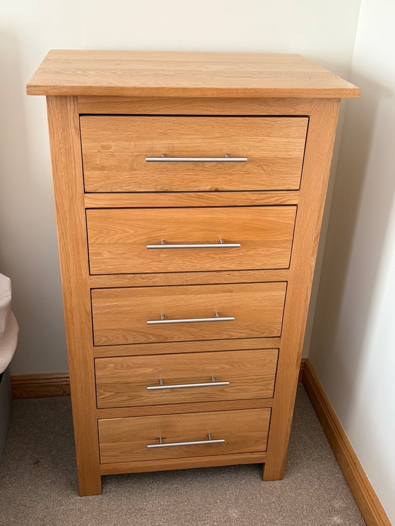 Oak bedroom drawer units. 
