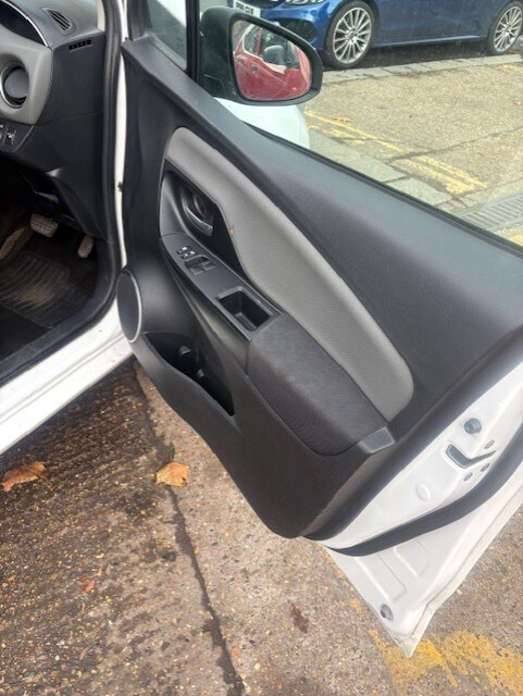 2015 Toyota Yaris 1.5 VVT-h Icon Hatchback 5dr Petrol Hybrid E-CVT Euro 6 (101