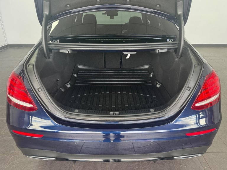 MERCEDES-BENZ E CLASS 2.0 E300d AMG Line Night Edition (Premium Plus) G-Tronic+