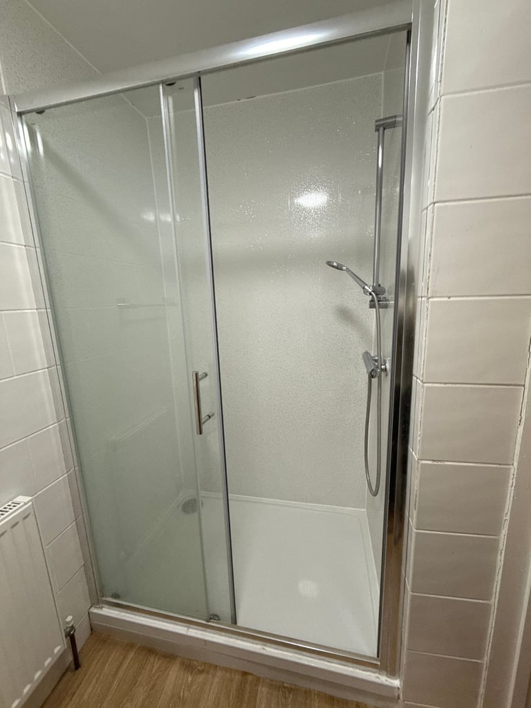 Private En-Suite Room – Flexible Tenancy – Furnished with Desk, TV & Freezer – Free Parking
