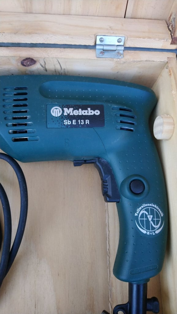 METABO CORDED ELECTRIC POWER HAMMER DRILL (COMES WITH A BOSCH WOODEN CARRY CASE)
