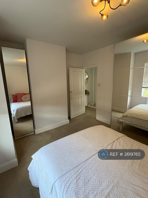 3 bedroom flat in Fieldview, London, SW18 (3 bed) (#2619765)