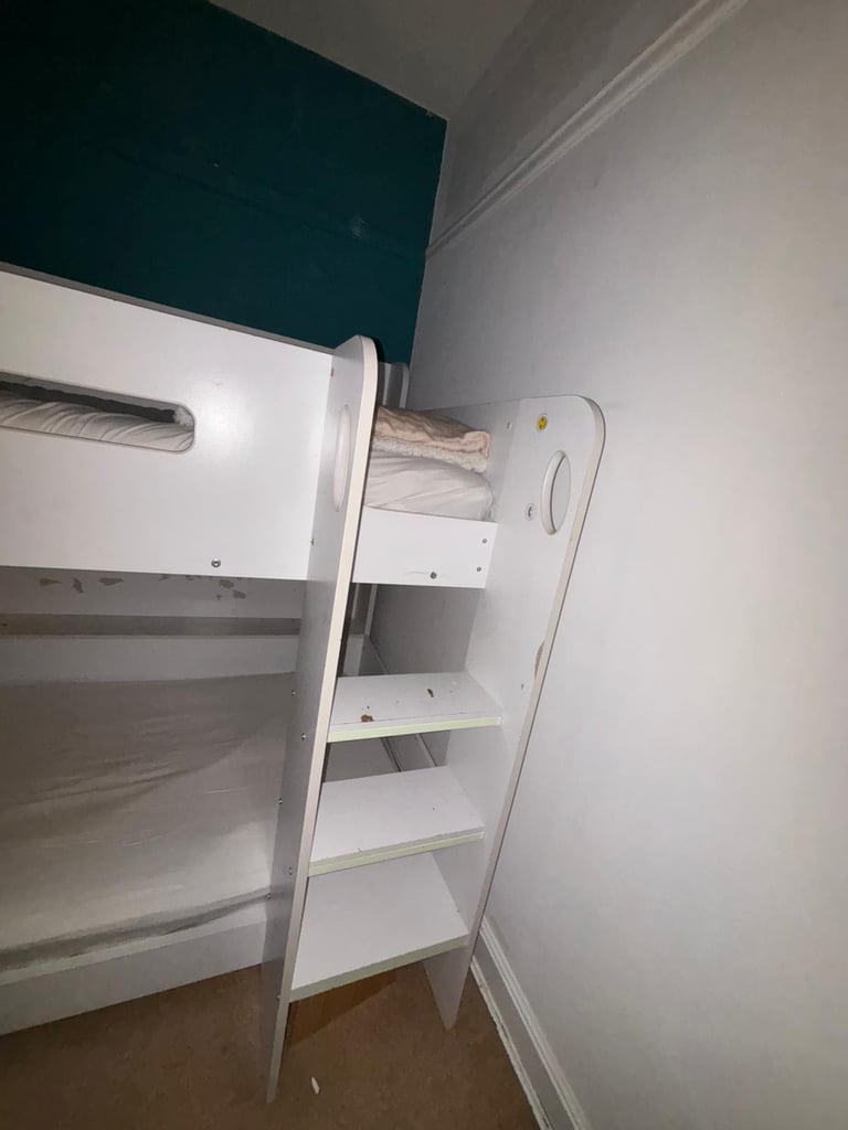 Bunkbed with shelves 