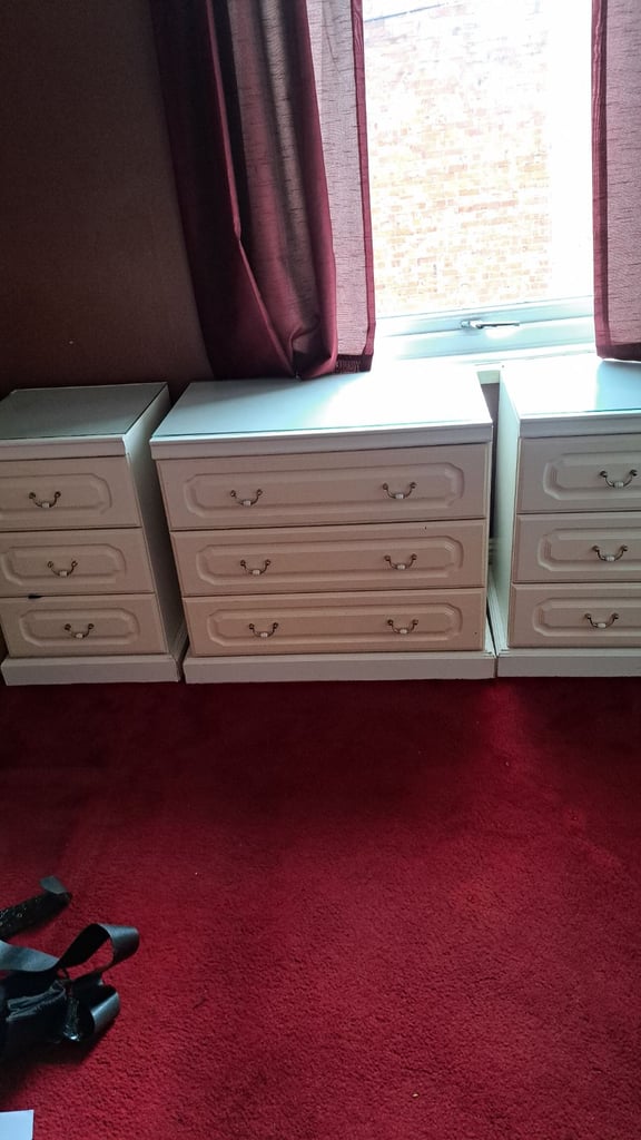 3 sets of drawers 