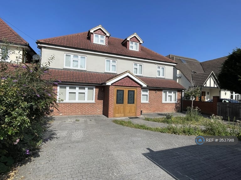 5 bedroom house in Wellesley Avenue, Iver, SL0 (5 bed) (#2637918)