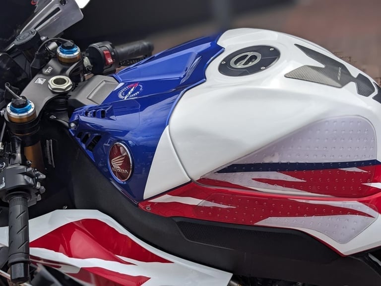 HONDA CBR1000RR-R FIREBLADE SP 30TH ANNIVERSARY 2022 - 2X AKRAPOVICS - EXTRAS