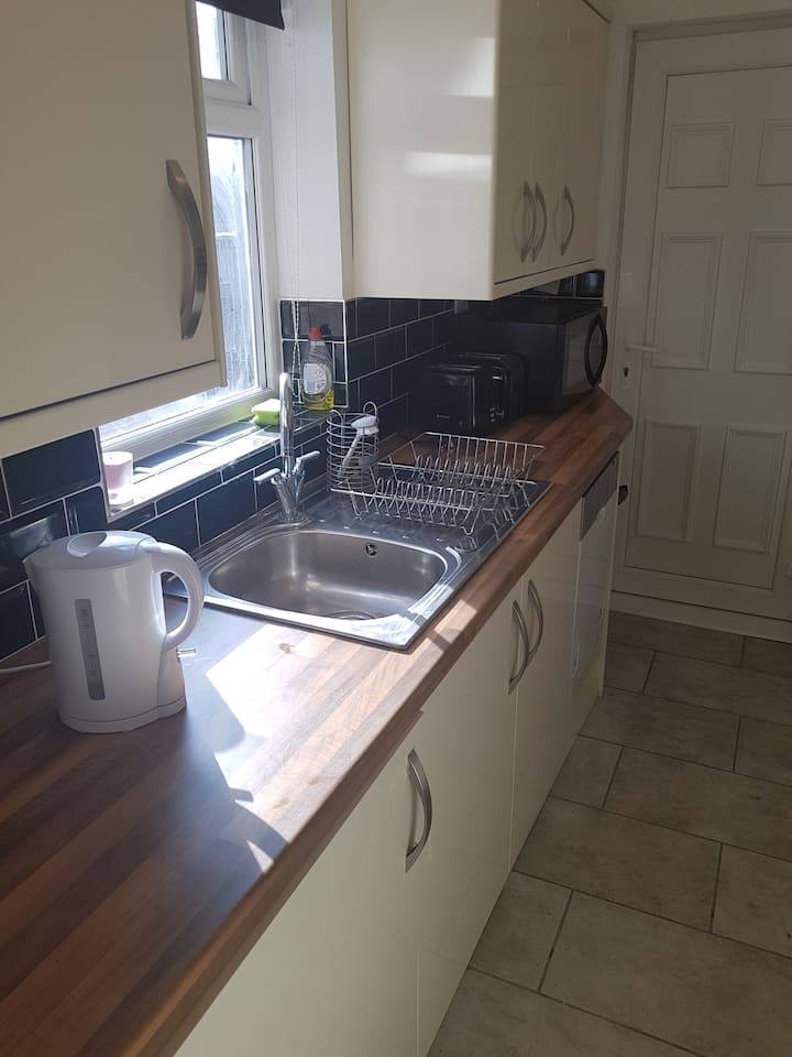 Full Ensuite Bedroom- Newcastle City Center-650PCM-All Bills Inc-No agents