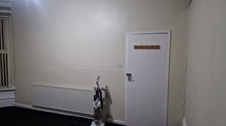 2 bed flat , separate kitchen , 1 seperate toilet and 2 very spacious rooms 