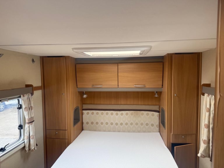2008 Swift Conqueror 645 Fixed island  bed with new mattress