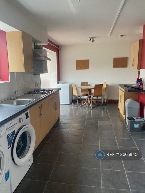 6 bedroom house in Maytree Close, Guildford, GU1 (6 bed) (#2665840)