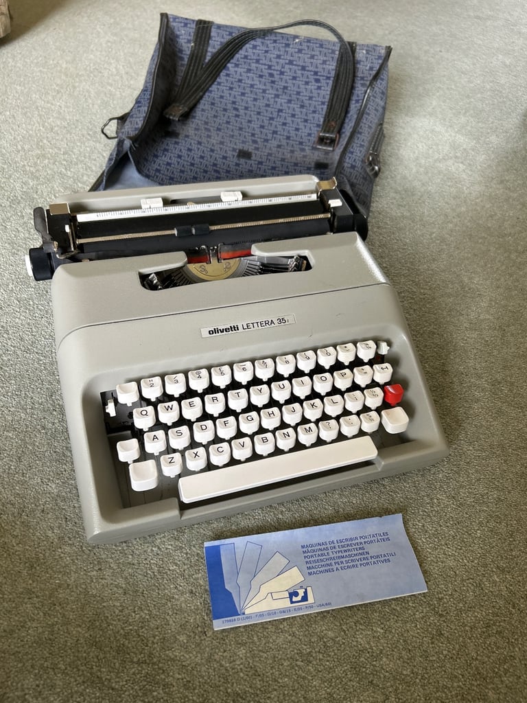 Typewriter - Olivetti Lettera 35i 
