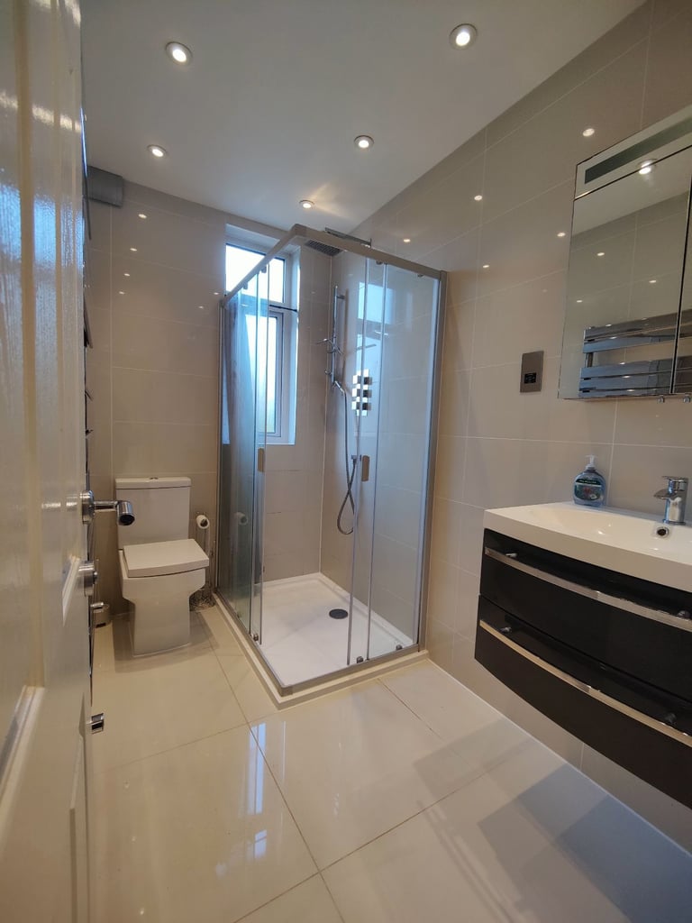 Luxury ensuite (private bathroom), free parking, gated garden