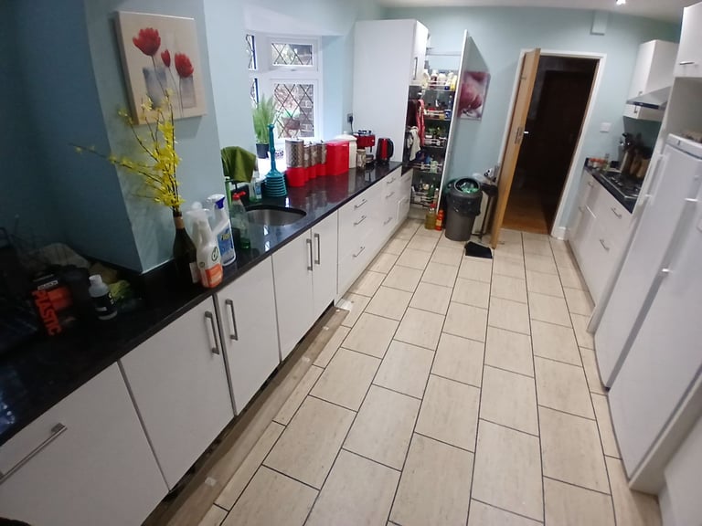 Large Double Room With en suite WC and ALL BILLS INCLUDED in Purley