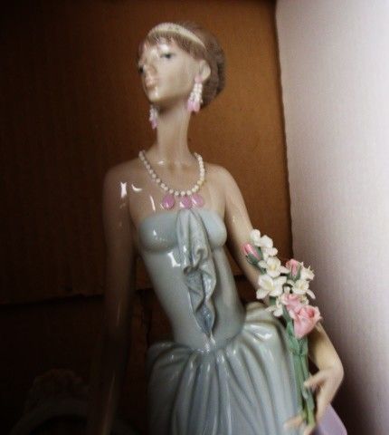 Lladro - Lady Figurine - Really a Beautiful Piece - as per attached