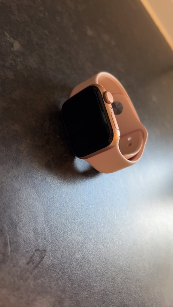 Apple SE GPS Watch