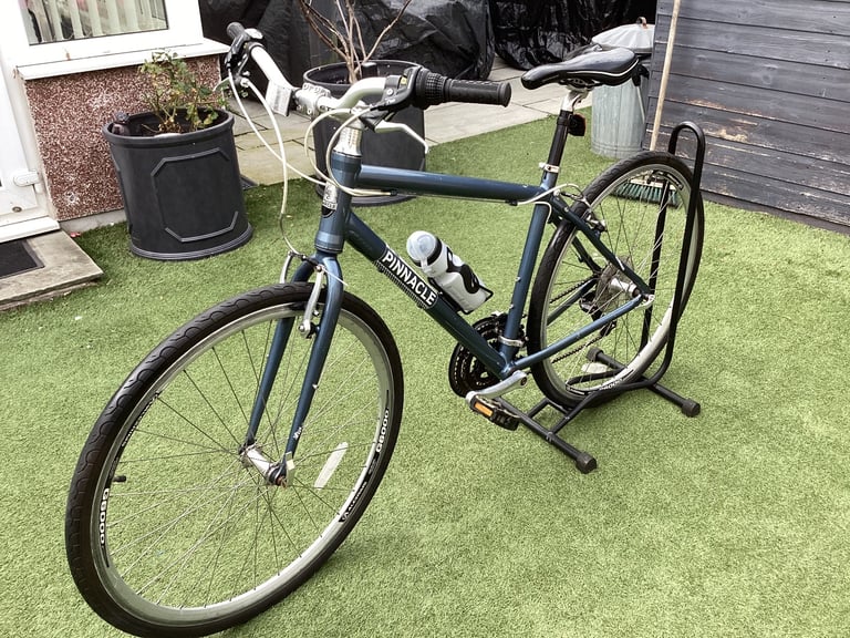 PINNACLE ADULT HYBRID BIKE IN VERY GOOD CONDITION 