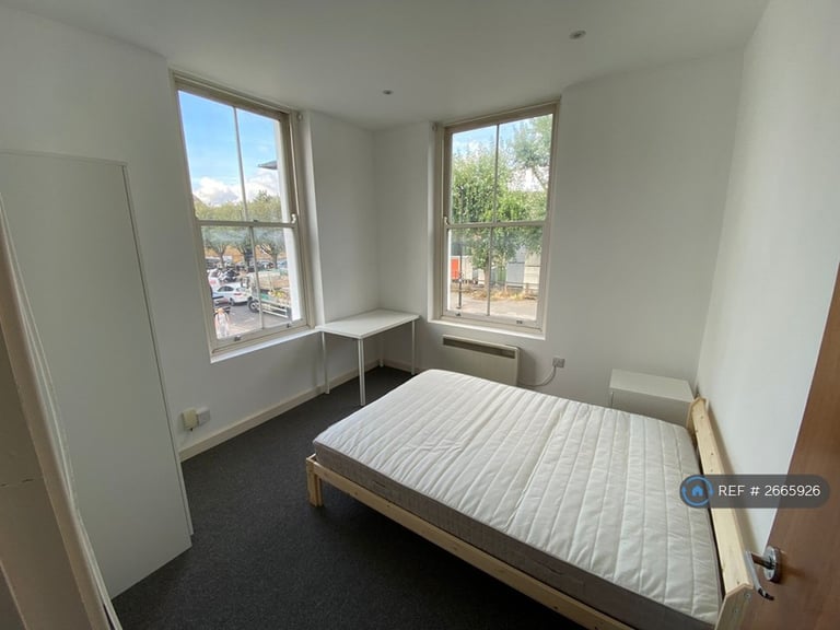 2 bedroom flat in Arthur Road, London, N7 (2 bed) (#2665926)