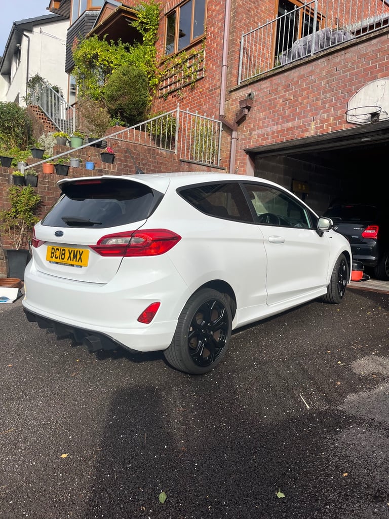 2018 1L Ford Fiesta ST Line - 3 door - White - B&O speaker system 