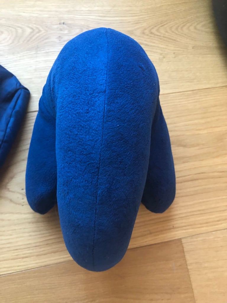 ALMOST NEW! J-Pillow for travelling (inc. carry bag)
