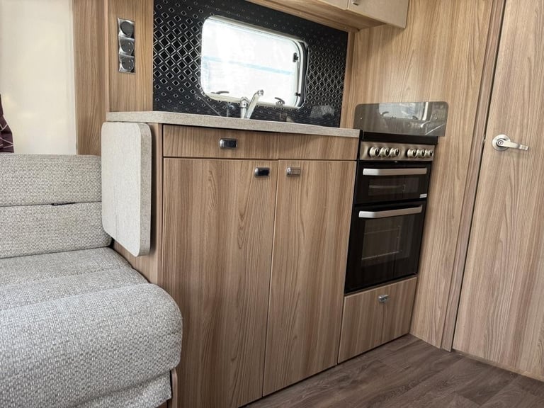 2020 SWIFT Challenger x835 4 Berth fixed island bed