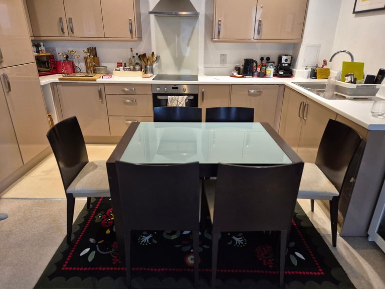 Dining Table with 6 Chairs – Extendable, Sturdy & Functional