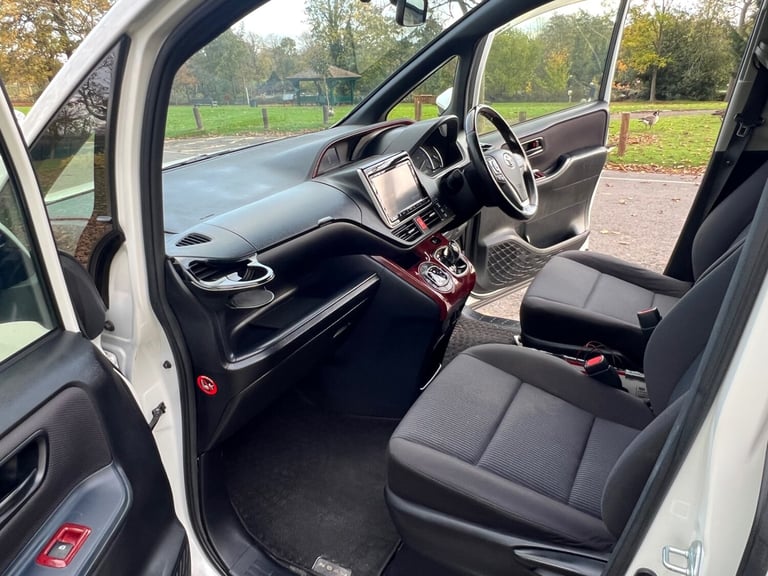 2015 Toyota Noah MPV Hybrid Electric  Automatic