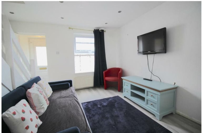 SMALL 3 bed Airbnb house on monthly basis Rental-All bills £280