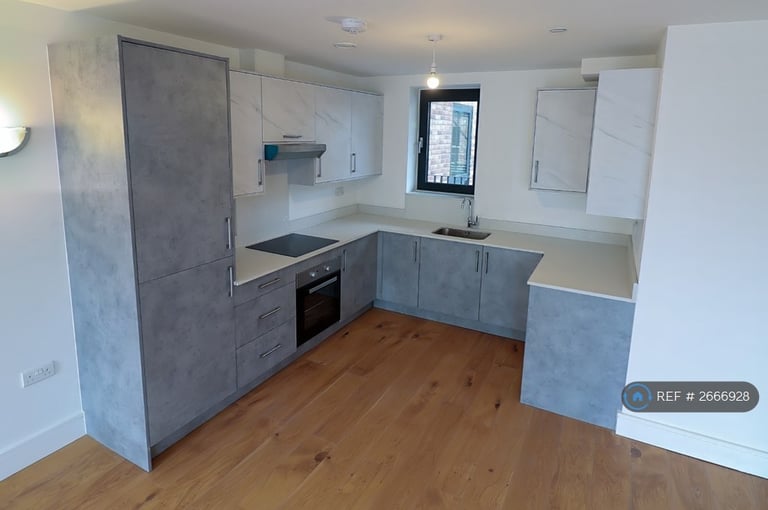 2 bedroom flat in Staines Road, Hounslow, TW4 (2 bed) (#2666928)
