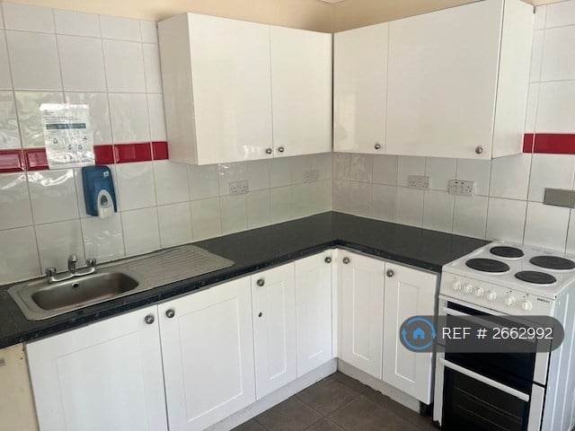 Studio flat in Bonehurst Road, Horley, RH6 (#2662992)