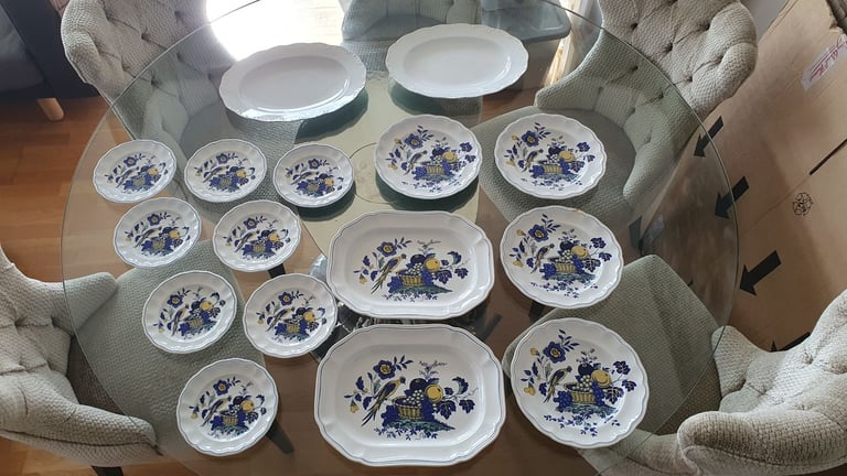 Dinner / Crockery Set - 16 piece (x3 plates chipped)