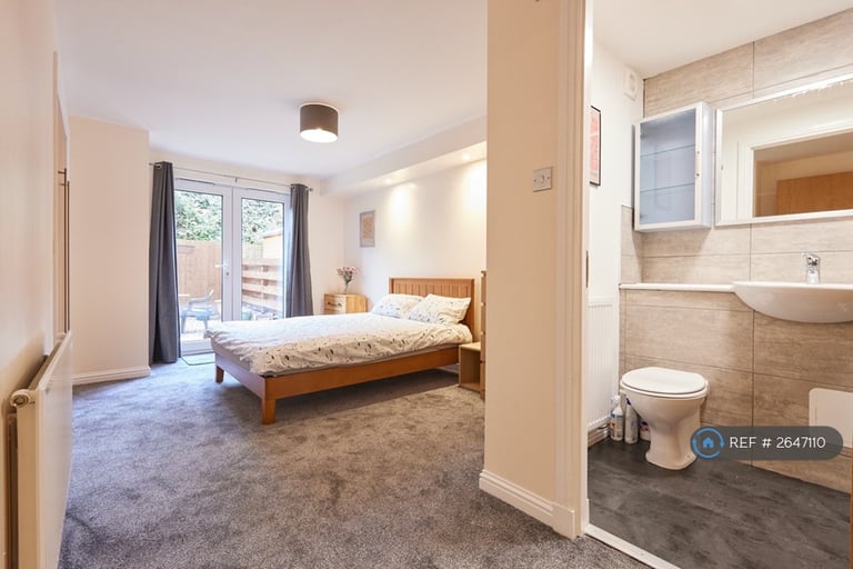 2 bedroom flat in Tytler Court, Edinburgh, EH8 (2 bed) (#2647110)