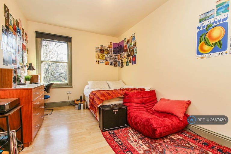 7 bedroom flat in Waterloo Crescent, Nottingham, NG7 (7 bed) (#2657439)