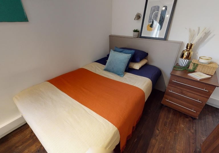 STUDENT ROOMS TO RENT IN LEICESTER. ENSUITE WITH DOUBLED BED, PRIVATE ROOM, BATHROOM AND STUDY DESK