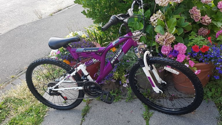 DUNLOP 24" WHEEL BIKE 17" FRAME IN GREAT CLEAN CONDITION AGE 13+