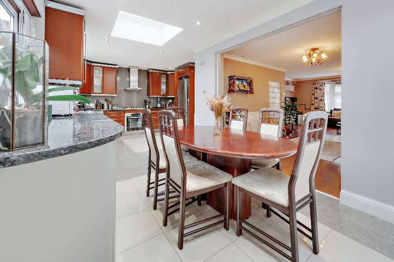 Spacious modern 4 bedroom house, located off shirehall Lane, NW4