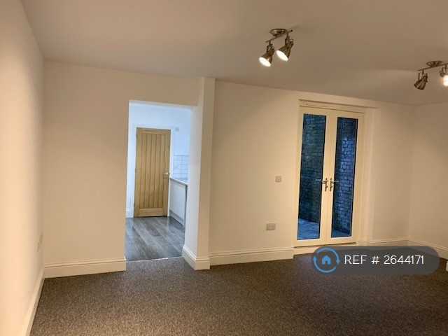 1 bedroom flat in Adrian Square, Westgate-On-Sea, CT8 (1 bed) (#2644171)