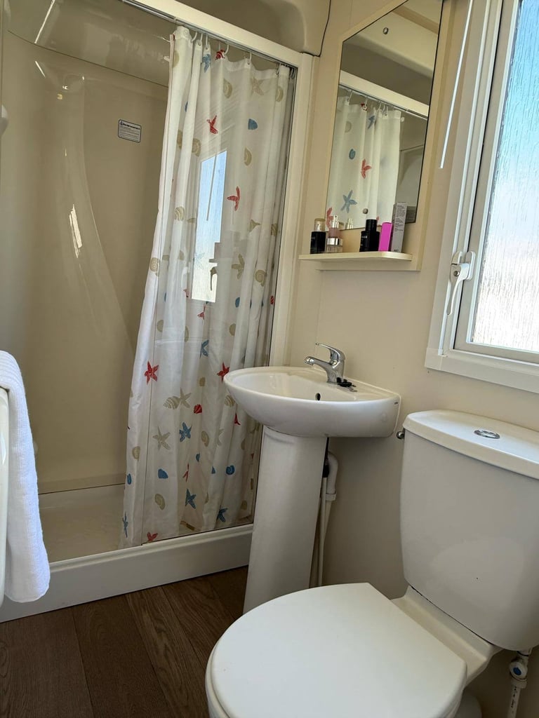 Cheap cosy 2-bedroom caravan with decking. 