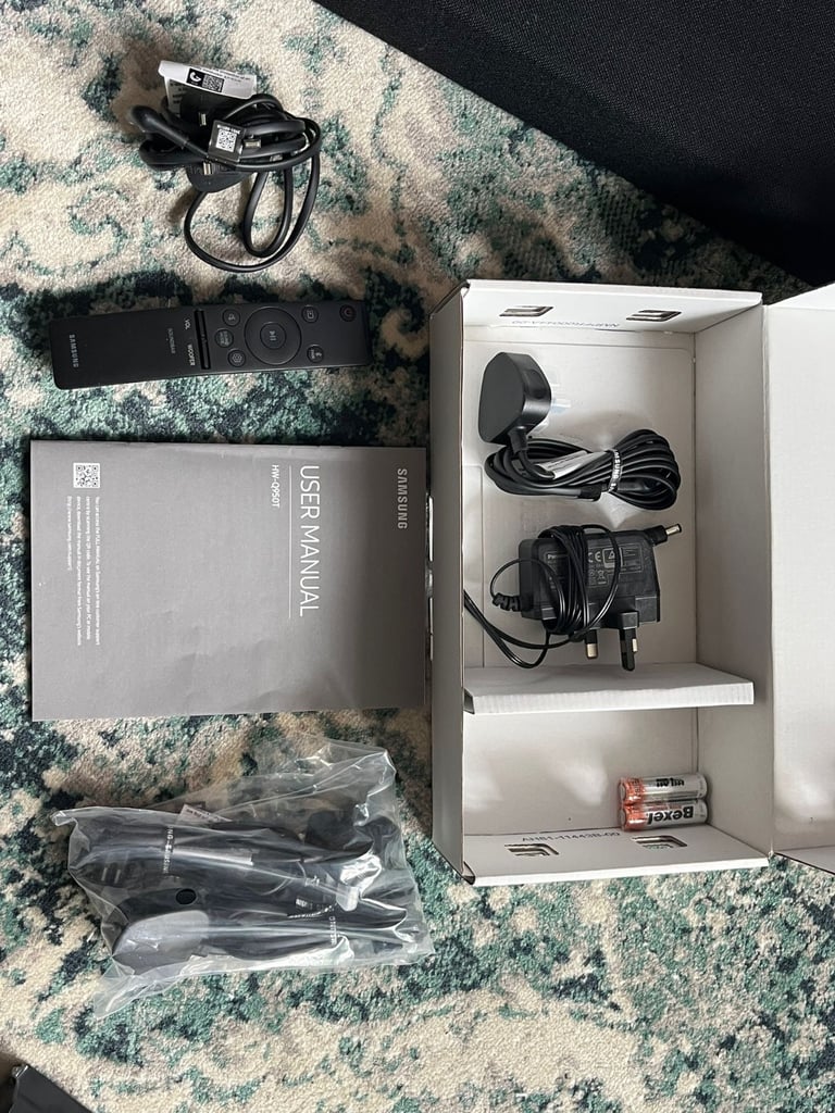 Samsung Soundbar, subwoofer and Rear Speakers