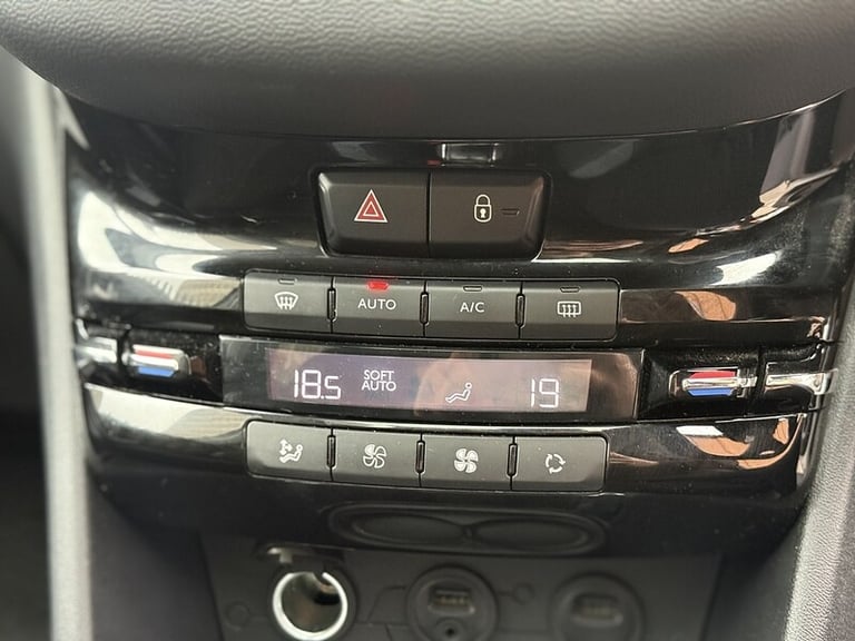 2013 Peugeot 208 1.2 VTi Intuitive Hatchback 5dr Petrol Manual Euro 5 (82 ps) Hatchback Petrol Ma...