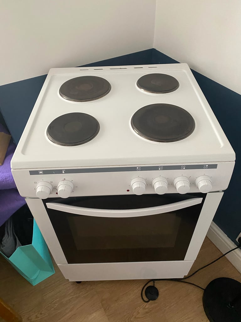 ESSENTIALS 60 cm Electric Solid Plate Cooker 