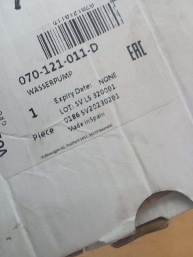 Volskwagen Waterpump 070121011D for VW Touareg, T5 transporter or Multivan 2.5 tdi