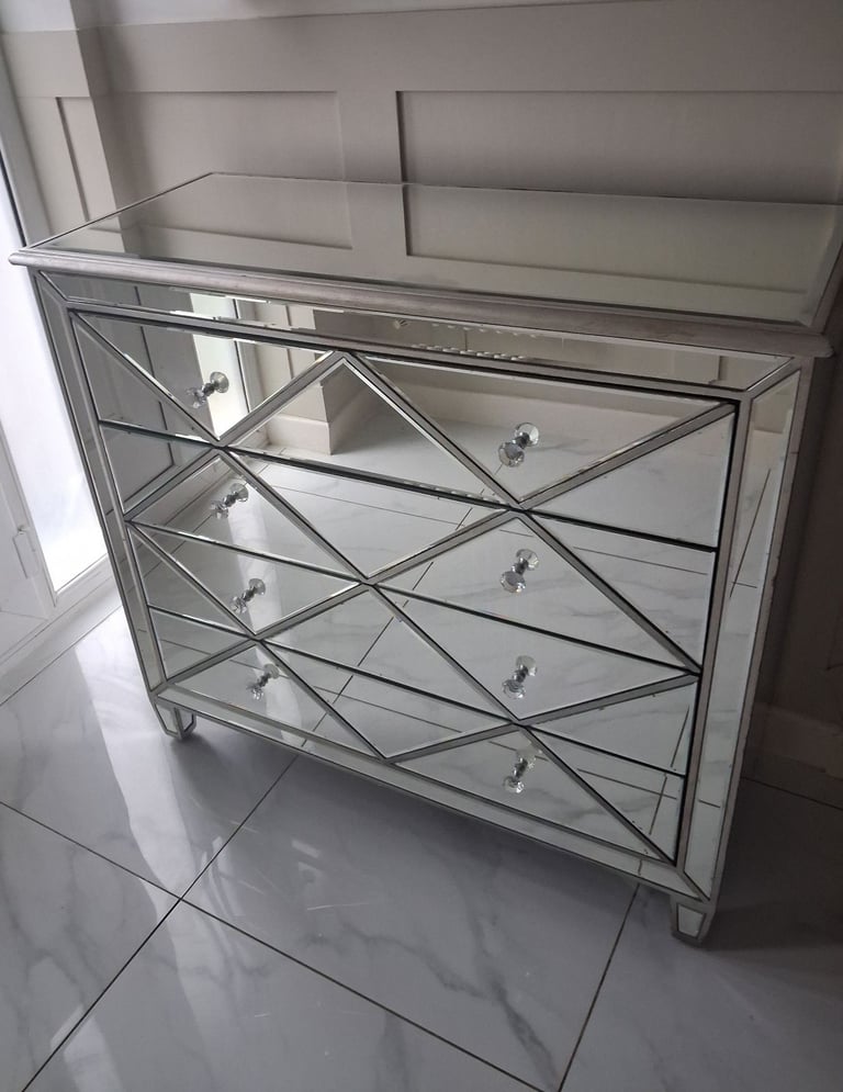 image for Stunning mirrored drawers 