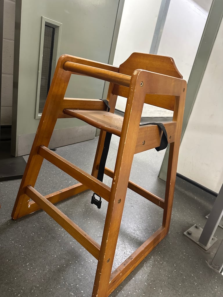 Wooden high chairs for restaurants, cafés and Home
