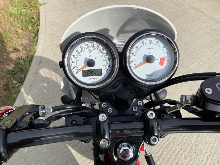 TRIUMPH BONNEVILLE THRUXTON 900, 2010, 3,545 MILES, ARROW EXHAUSTS, LOVELY BIKE