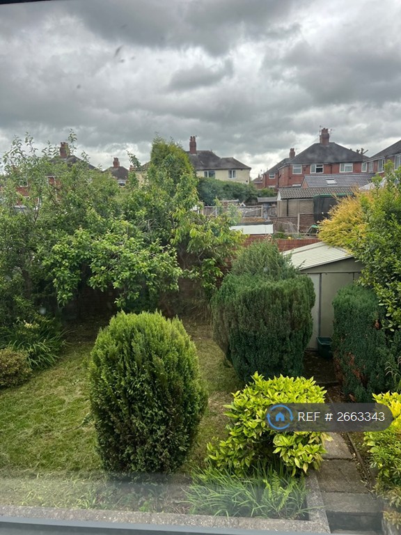 3 bedroom house in Brant Avenue, Newcastle-Under-Lyme, ST5 (3 bed) (#2663343)