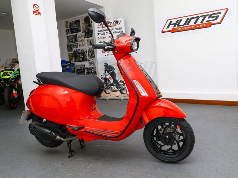 2025, '25  Piaggio Vespa Sprint S 125 Scooter. 1 Owner. ONLY 69 MILES. £3,895